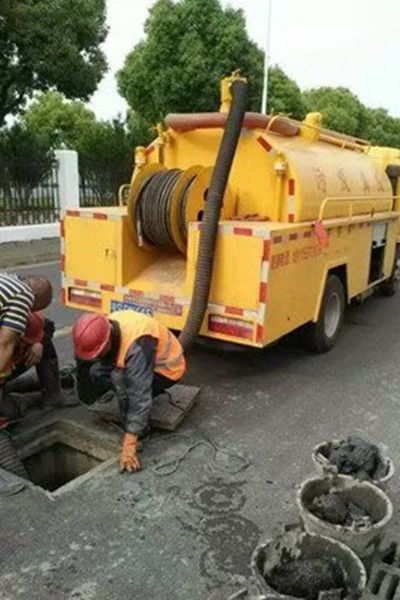 宜宾市化工路专业吸粪车抽粪量多价优大拇指疏通